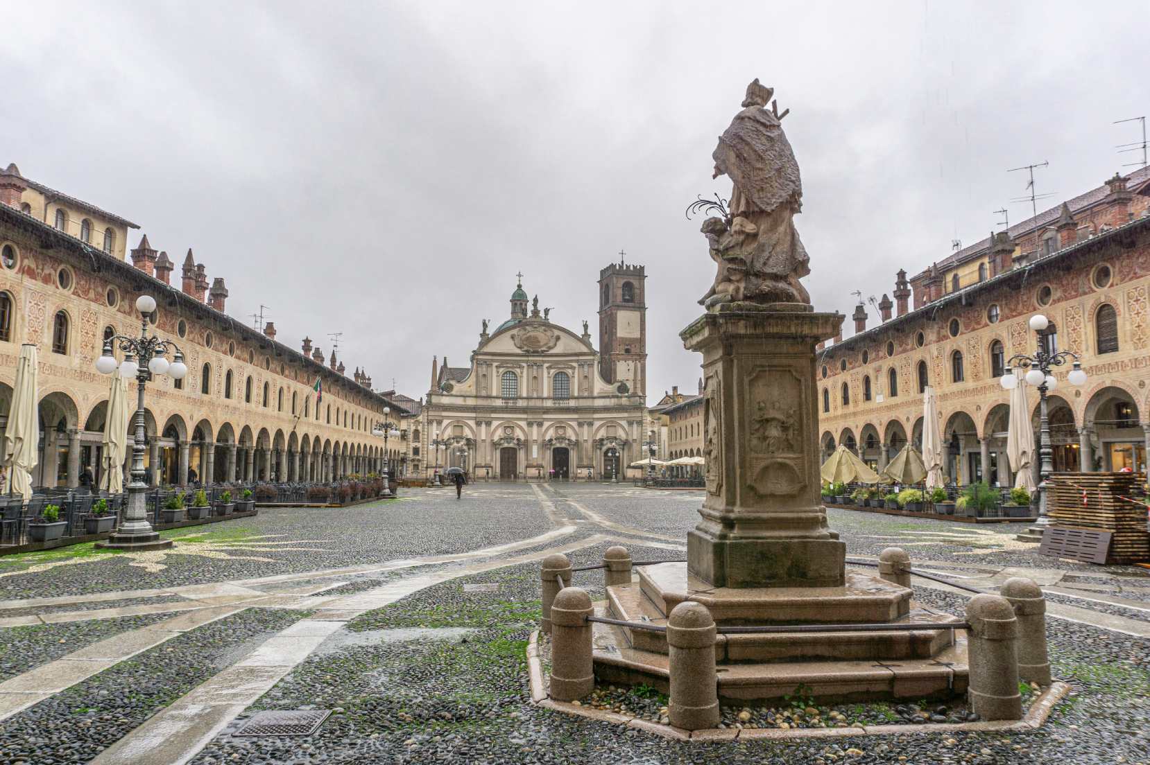 Una vista della piazza centrale di Vigevano