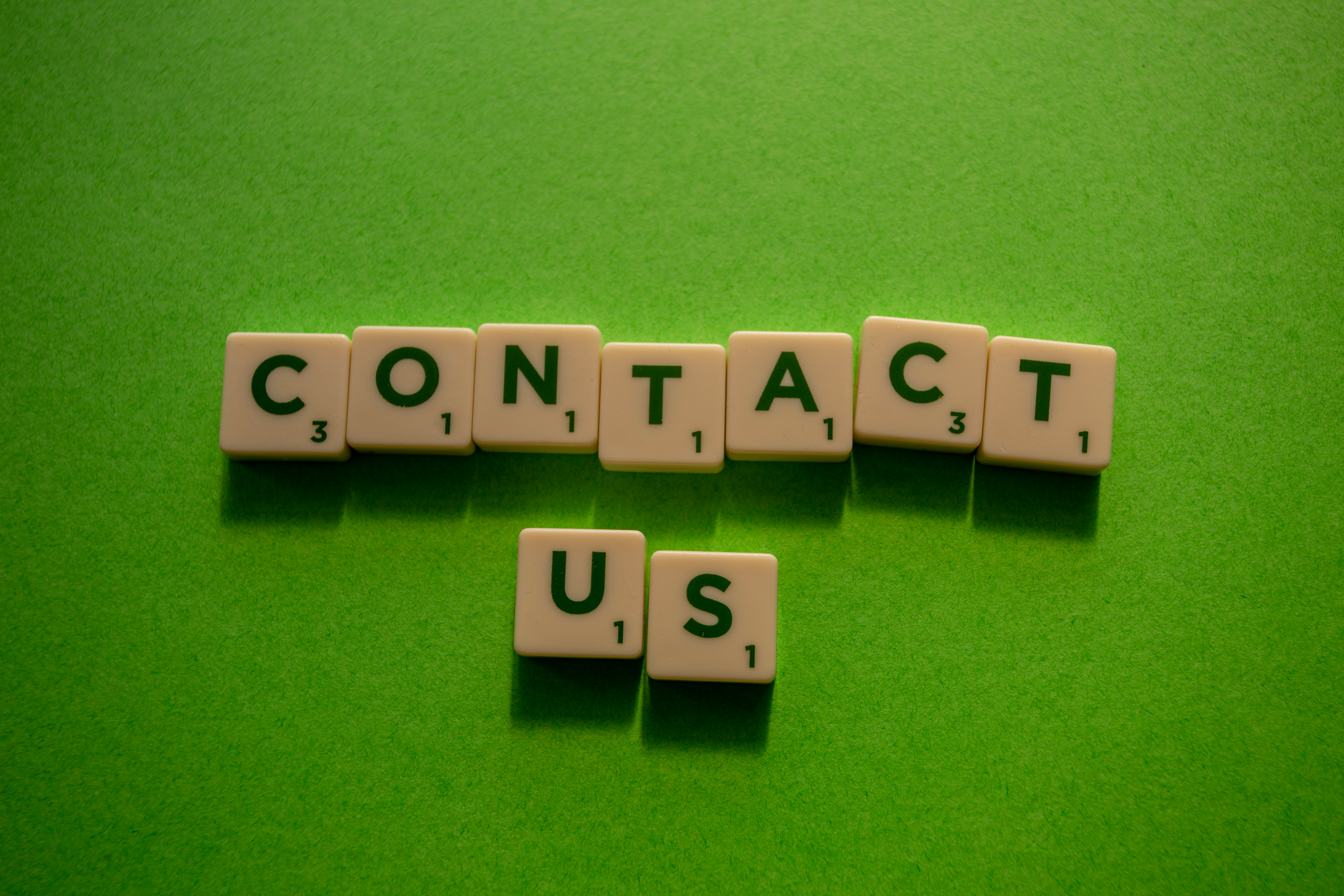 Tessere del gioco dello scarabeo compongono la scritta contact us