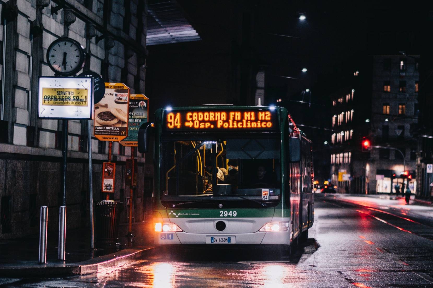 Autobus in sosta, Milano, notte