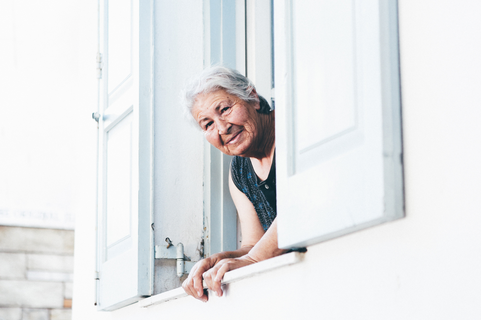donna anziana alla finestra
