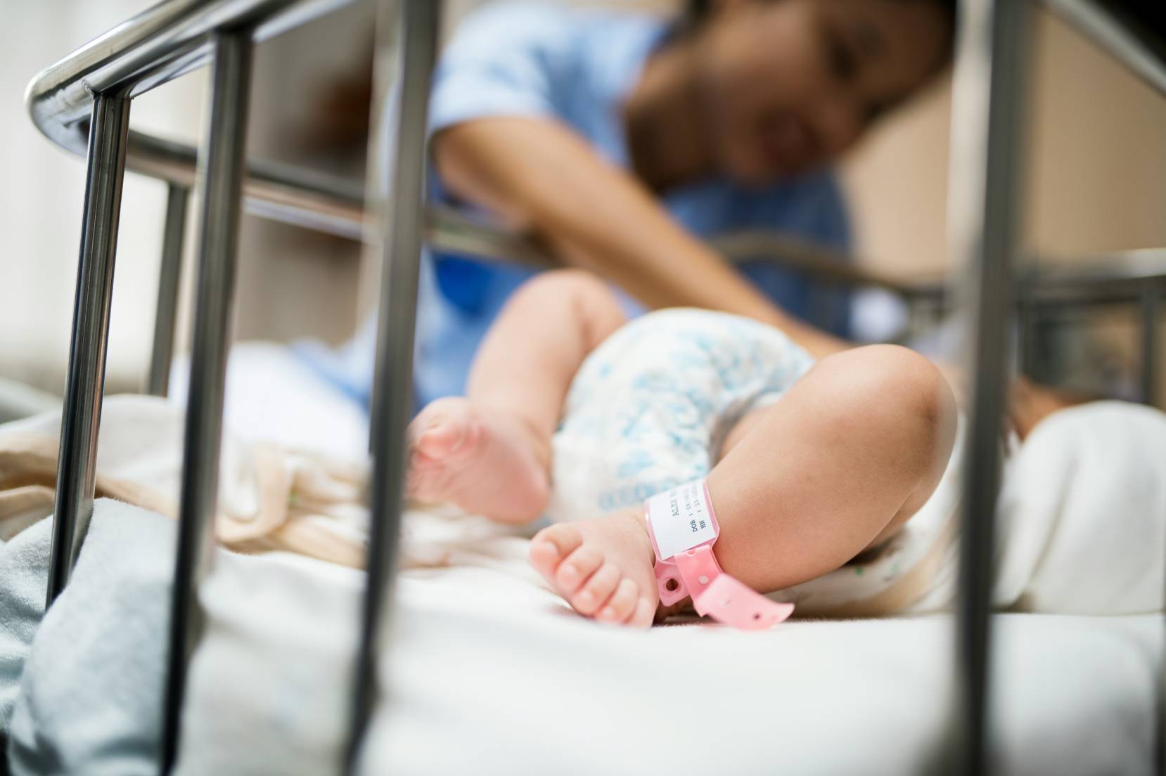 neonato in una culla in ospedale