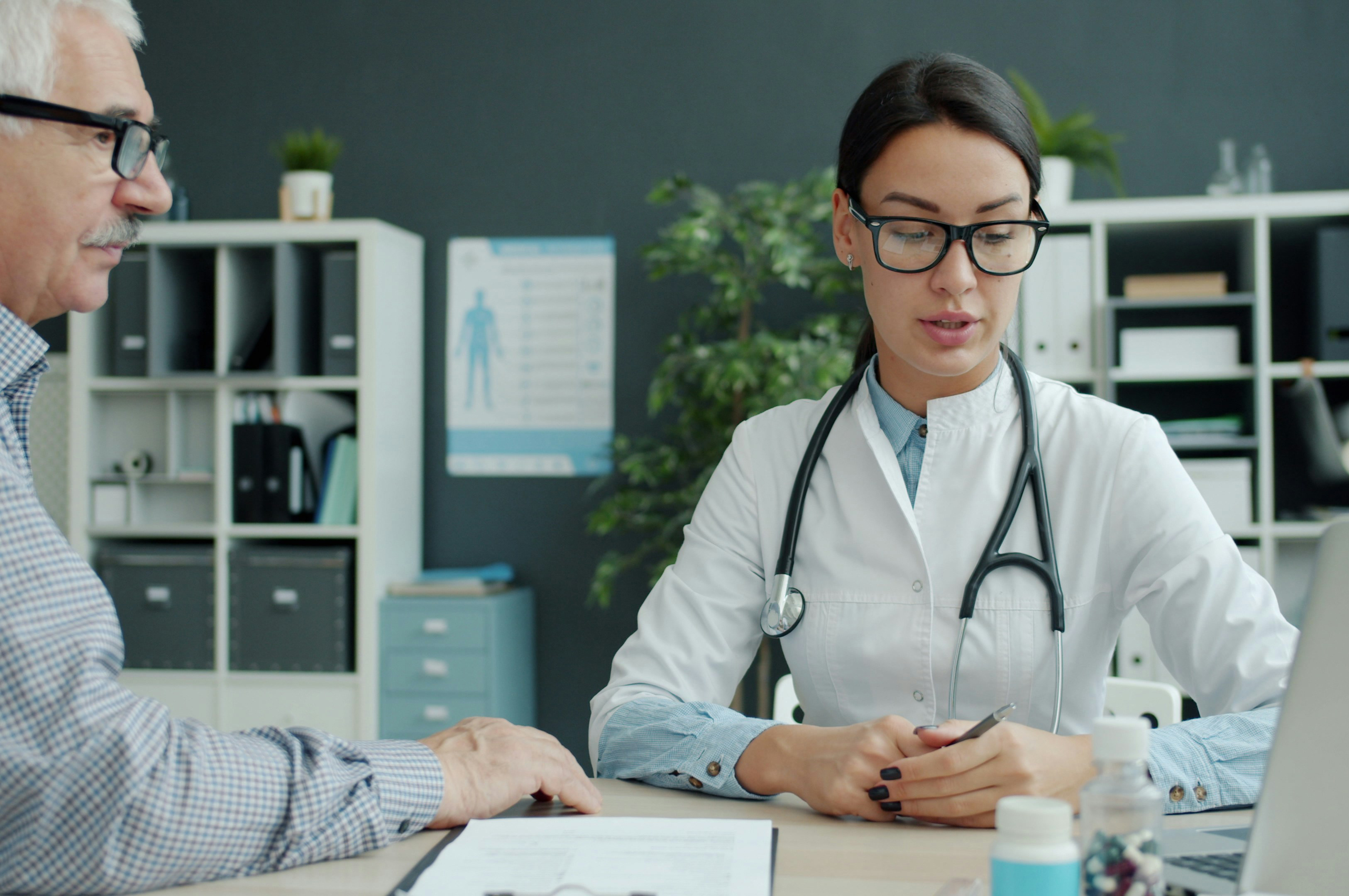 uomo in colloquio con una dottoressa